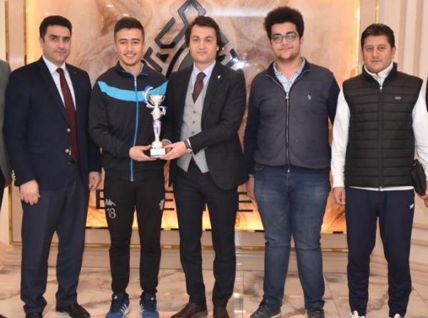 Erkekler Voleybolda Türkiye Yarı Finaline Kahramanmaraş´ta katılacak okulumuza desteğini esirgemeyen Artuklu Kaymakamı Sayın Şakir Öner Öztürk e çok teşekkür ederiz.