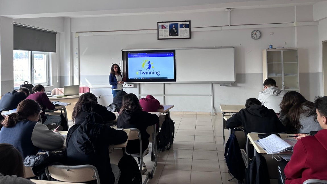 Okulumuzda öğretmenler ve öğrenciler için etkinlik üzerine eğitim kursları düzenlenmektedir.