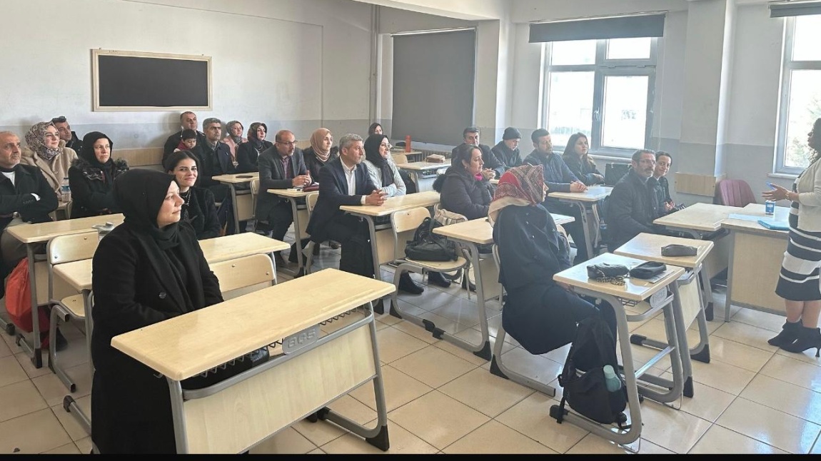 Okulumuzda öğrencilerin öğrenme sonuçlarını ve refahını en üst düzeye çıkarma ortak hedefi doğrultusunda velilerle işbirliği yapıldı.